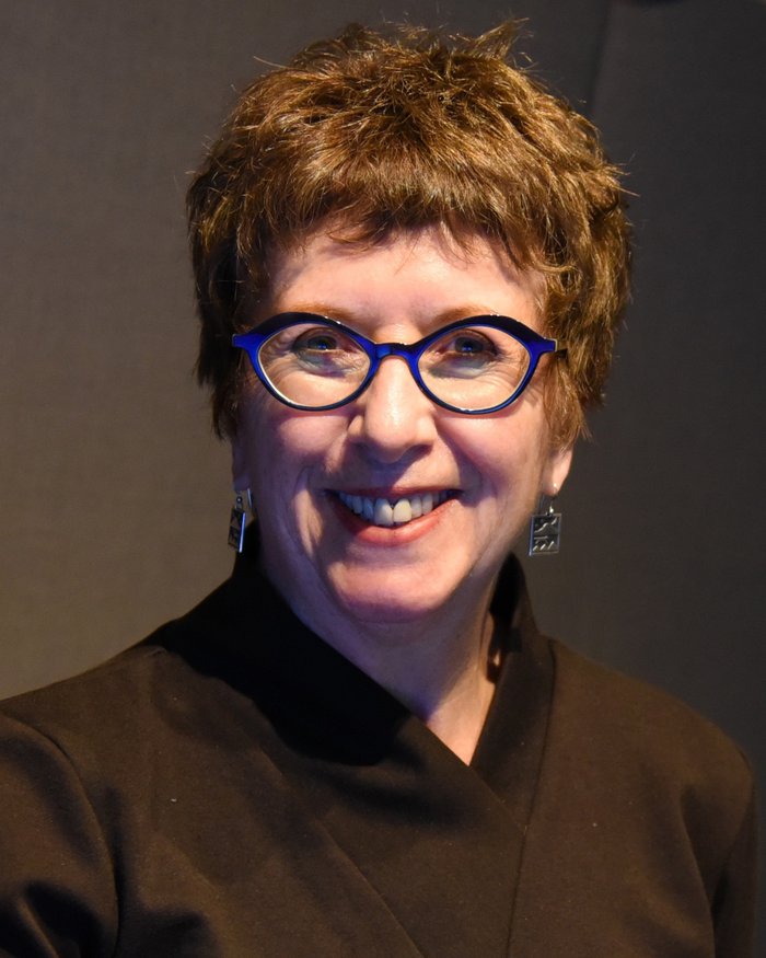 Julia_Moody_700x875_z4WQv0Jo1-aD